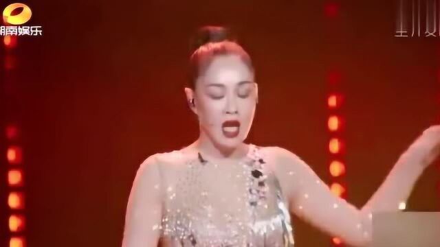 钟丽缇初舞台表演《舞娘》,舞姿妖娆,不像是50岁