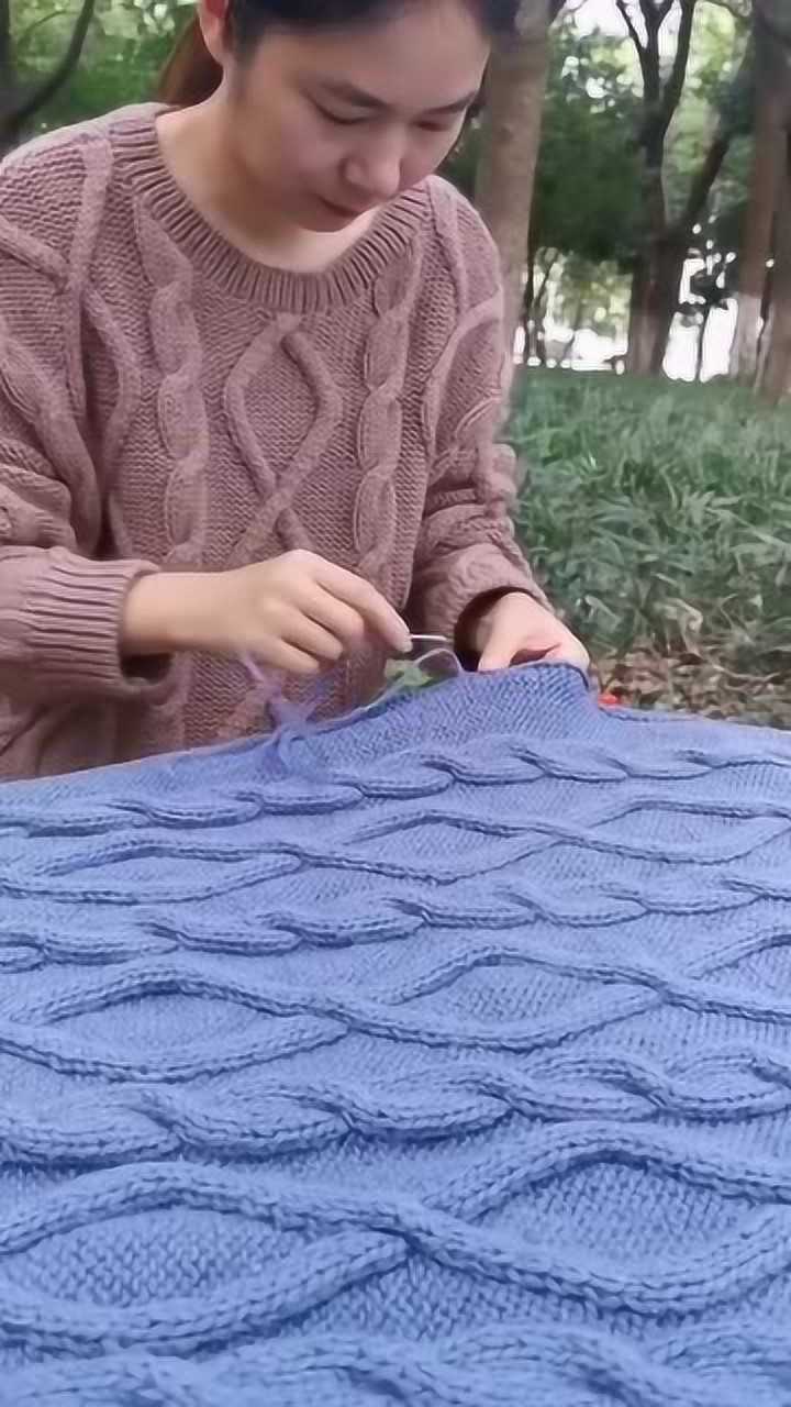 手艺人织毛衣非常暖和