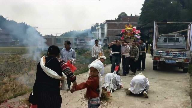 农村出殡风俗,小黄狗太通人性一路跟在棺材下面,看着它想哭