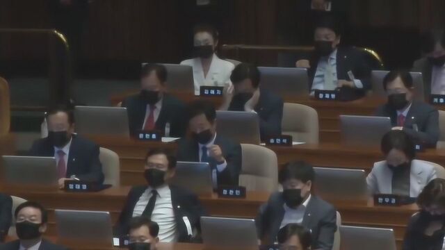 文在寅在国会演讲时在野党议员集体打瞌睡 离场时还被市民扔鞋