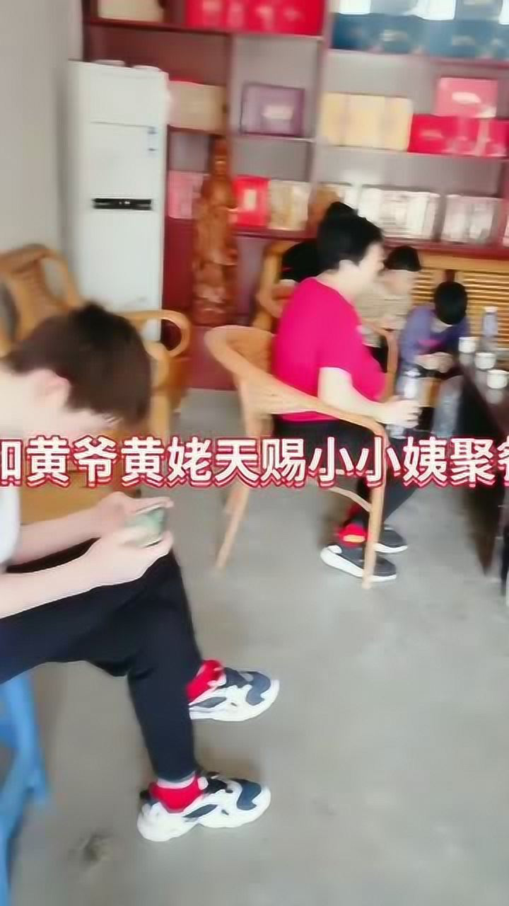 小天赐一出生就成网红每天抱她的人特别多幸福的女孩