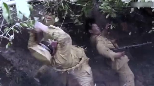 敌军火力太猛,小伙奋不顾身冲进敌军,一个举动让敌军全军覆灭