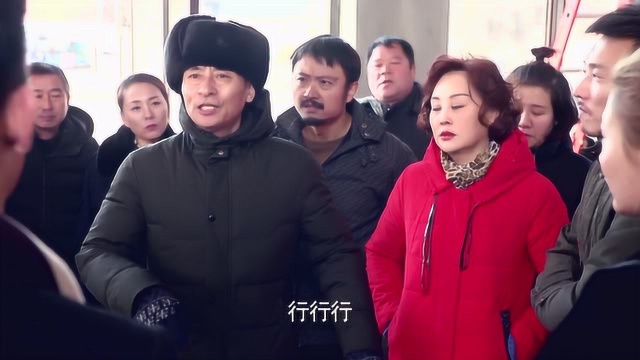 李安梅不让村民们进店搜查铁大壮,无奈大家只好去铁大壮公司守株待兔