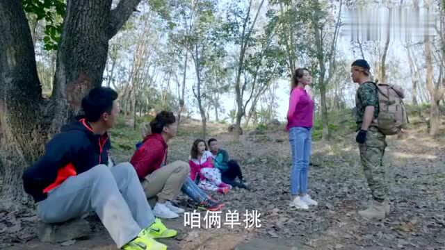 神犬小七:一群人被劫持,美女一出手就知有没有,这身手太漂亮