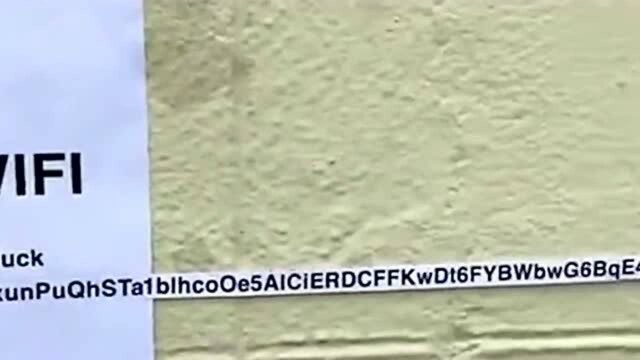 美女把家中网络的密码贴在了屋外,这密码真的能设这么长吗,太不可思议了!