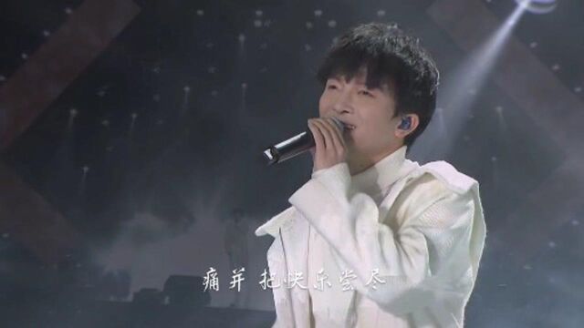 周深王冠一首《雪落下的声音》周深开口跪,不愧为魔音男孩!