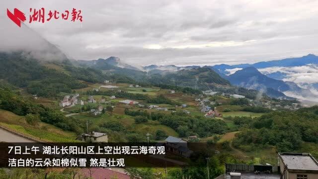 湖北长阳:绵绵秋雨暂停 山间现壮观云海