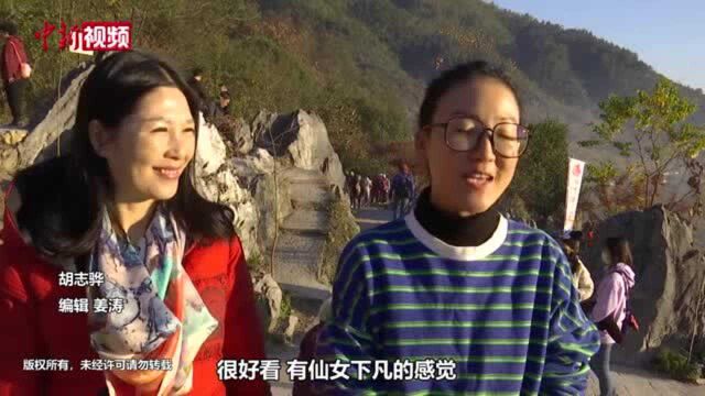 江西婺源:红枫晨雾绕山村天然水墨美如画