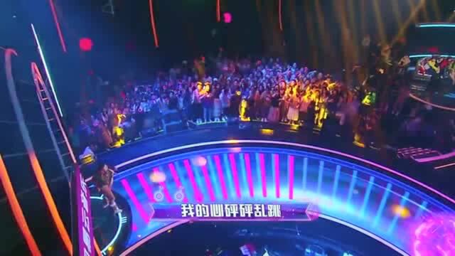 莫奇出场造型太别致啦,演唱《隔壁泰山》,好嗨哟