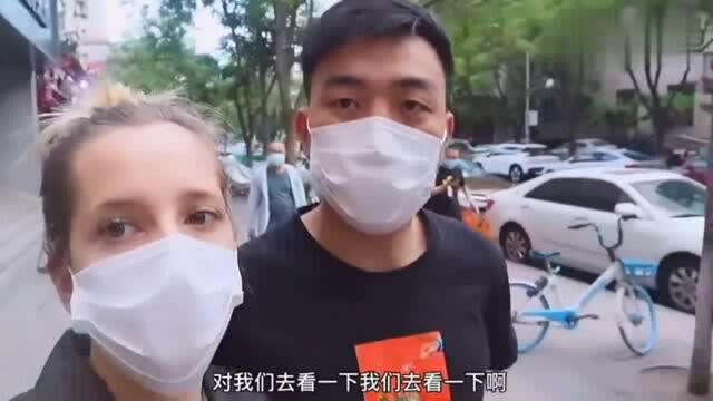 老外在中国:老外第一次去北京,吃上大块肉,直喊好爽啊