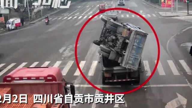 30秒丨网友举报货车“背”货车?处理!