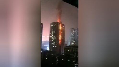 重庆沙坪坝一居民楼夜间突发大火 明火猛烈直窜上楼顶