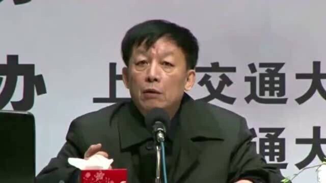 易中天演讲全程脱稿,内容质量不减,逗笑全场观众