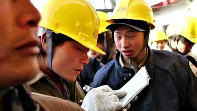 《回顾今天的影像:农民工发工资》 2007年2月1日上午,北京市西单路口的某施工工地,农民工正在排起长队,等待着现场发放