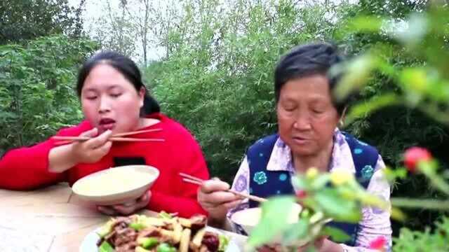 奶奶想吃烤鸭,胖妹简单一做,香气扑鼻,2人啃一只,差点不够吃