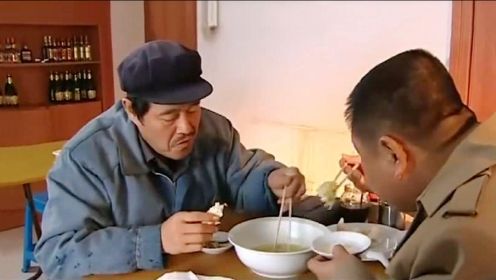赵本山吃戏：白菜豆腐汤配馒头，一口撸串一口酒，俩人吃得忒过瘾