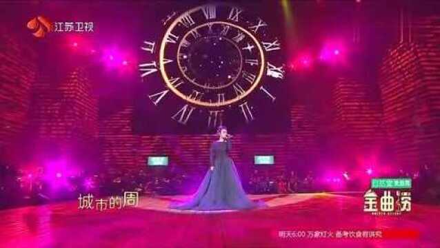 金曲捞:何洁盛装上台,演唱《我只剩下自己》,让人隐隐心痛