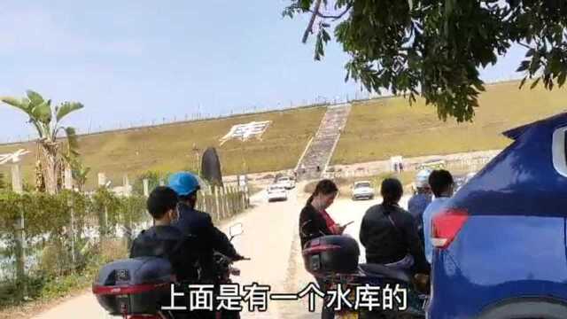 广西灵山县灵东水库风景区,山清水绣风景尤美,吸引好多游客来玩