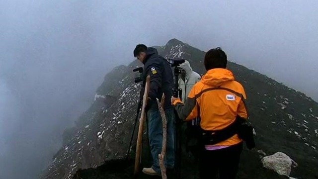 侣行:270夫妇开飞机去马鲁姆火山,原本雾气弥漫,下一秒奇迹发生了