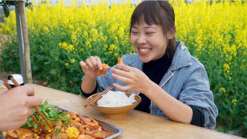 秋妹今天吃麻辣香锅，满满一盆超满足，坐在花田边吃感觉更香了