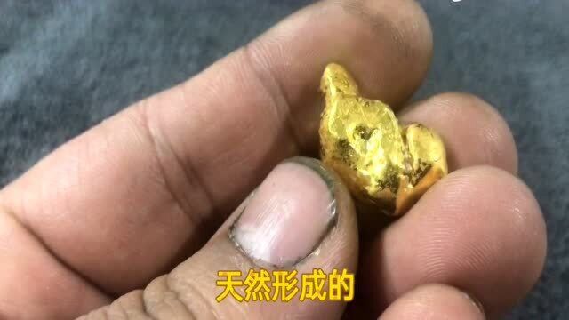 男子河边抓鱼沙子里面捡到狗头金,这块黄金称一下有20多克!