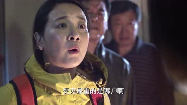 女灾民被洪水困住,女记者冒生命危险采访,开手电写稿子