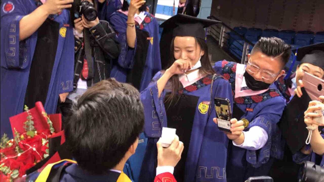 北大兑现承诺补办学位授予仪式 毕业生现场求婚获学校祝福