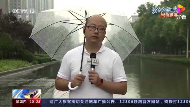 河南新乡:降雨持续,新乡部分区域停电,电力抢修工作仍在进行中