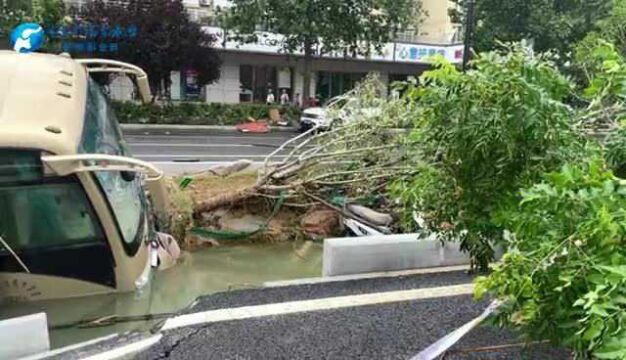 郑州航海西路工人路附近路面塌陷