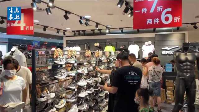 鸿星尔克大连线下门店 消费者:早上八点到商场排队,就是冲这个品牌来的