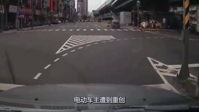 电车少妇太无知,仗着自己没有牌照横行霸道,谁知惩罚来的太快!