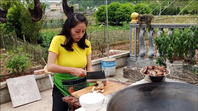 盐豆腐的新做法,与土家腊肉切片炒,用柴火烹饪美味十足