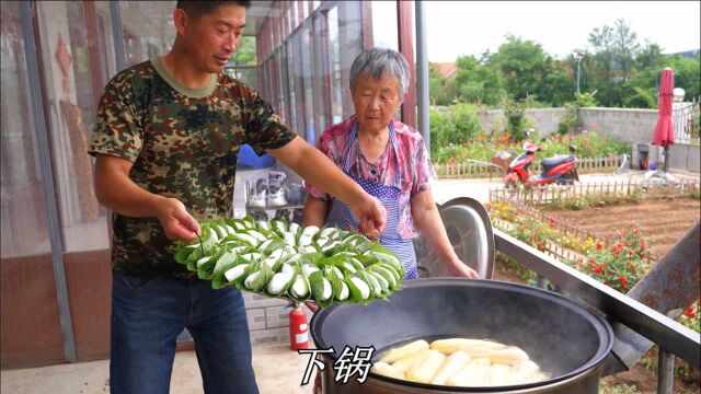 农村菜园采苏子叶,东北大妈用黏米面蒸苏叶糕,还是传统美食好吃