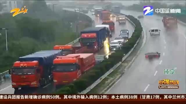 危险!高速上掉落“庞然大物” 好心司机风雨中及时清理