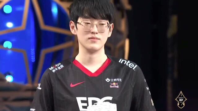 新王登机!EDG中单勇获FMVP,赛后采访太谦虚!s11