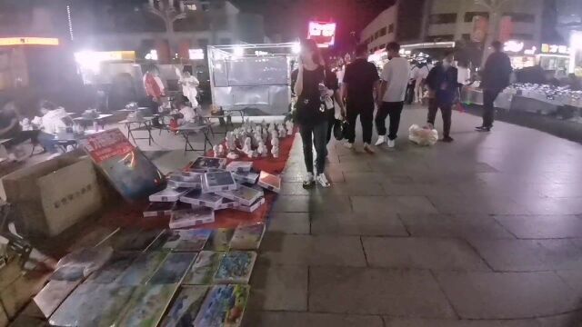 热闹的包百步行街夜市,青春回忆的回力鞋,你来我往的逛街街