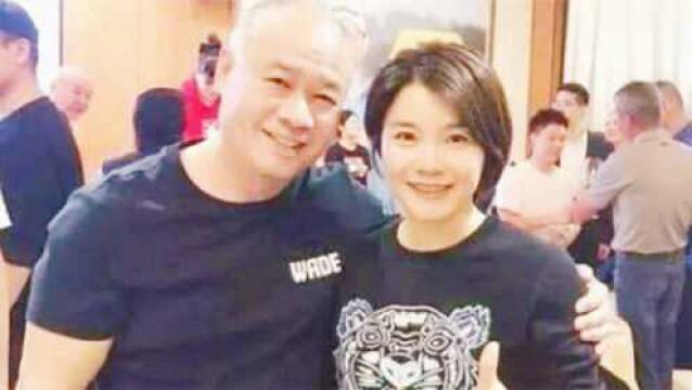 56岁体操王子李宁现状:身家百亿,如今秃顶,妻子却依旧美貌动人