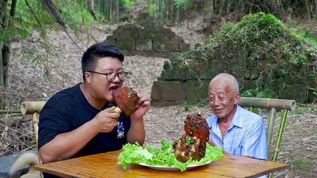 190买两根牛蹄,阿米做“炭烤牛蹄”先卤再烤,软烂入味,解馋