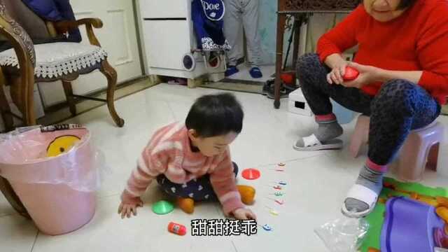 奶奶用数字蜡烛教小孙女认数,甜甜棒棒的,几个数字都认识