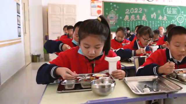 实时直播!康巴什区把学校食堂后厨“晒”到网上!