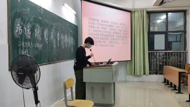 团员代表上台演讲