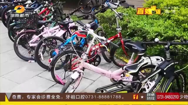 楼栋门口停放大量单车 居民出行困难 自行车堵路该如何解决?