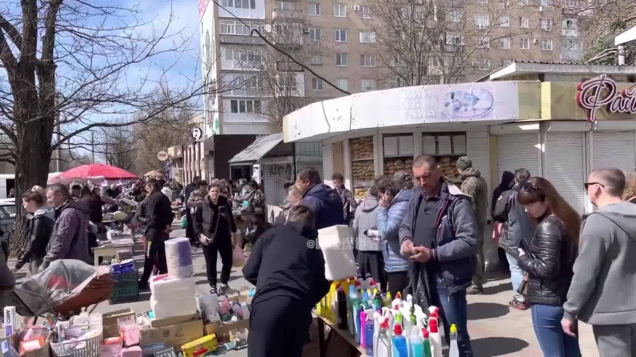 乌克兰小城梅利托波尔的实时街景,街头已经有人在购物