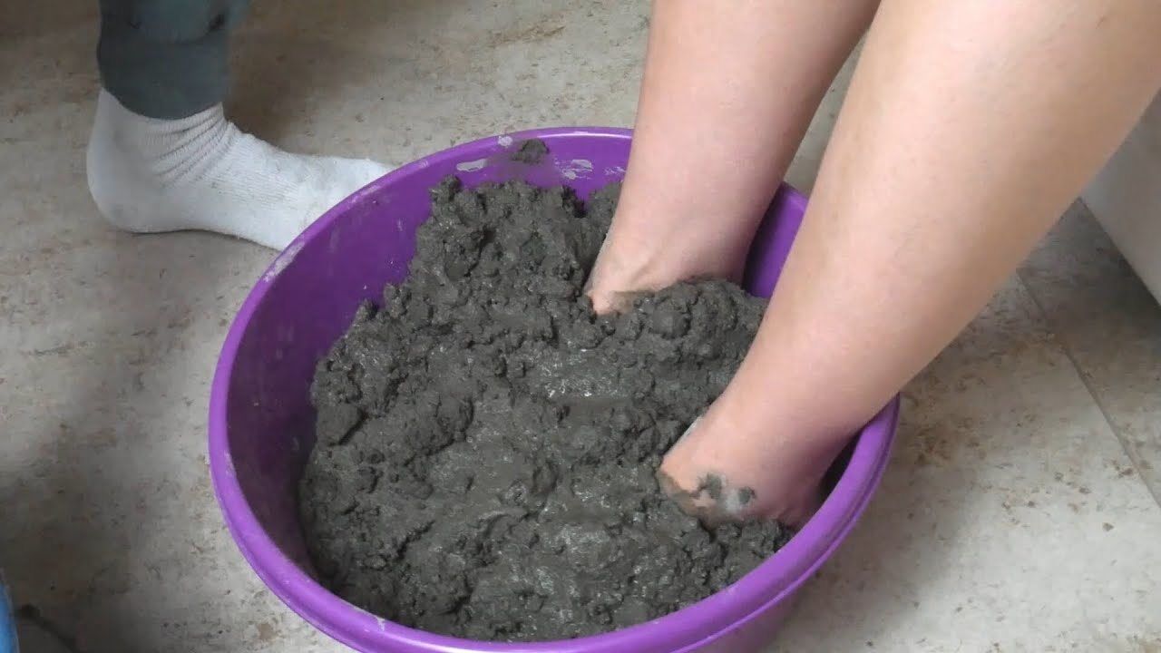 作死小姐姐把水泥浇在脚上,沉入水底能游上来吗?看完一阵后怕!