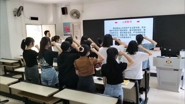 “喜迎二十大、永远跟党走、奋进新征程” 河源职业技术学院人文艺术学院 2021级艺术设计2班团支部