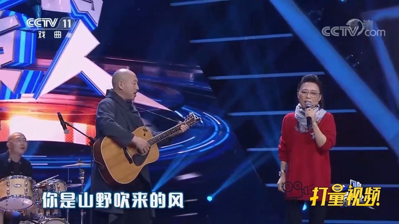 吴琼演唱《山野的风,选手为其伴奏,旋律美,歌也美