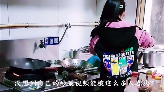 九岁女孩花式炒菜爆火网络,颠勺动作娴熟堪比大厨