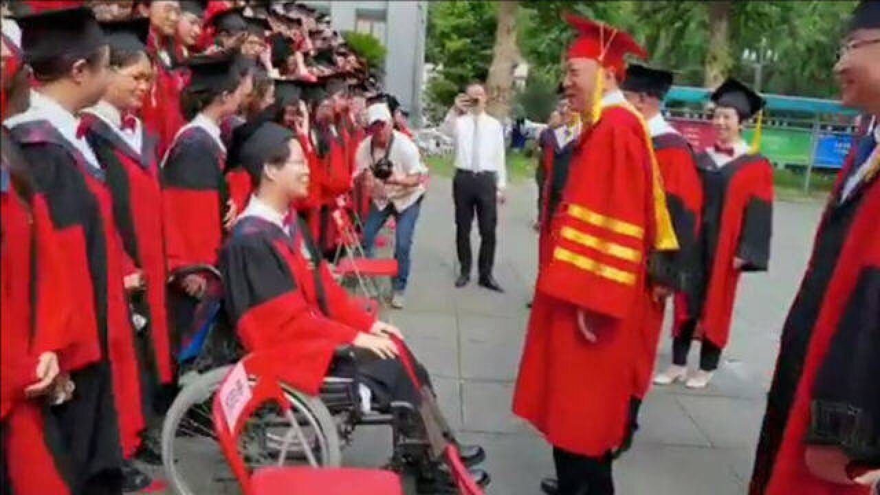 轮椅上的川大医学博士生毕业了,院长移步台下拨穗校长合影慰问