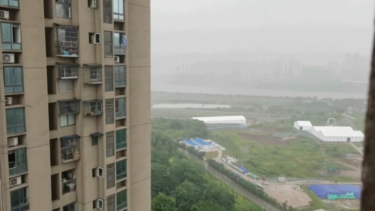 重庆中午突降大雨,天都黑了,风大雨大