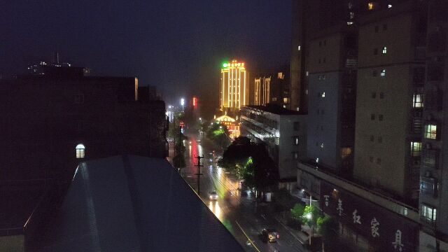 台风后的雨夜